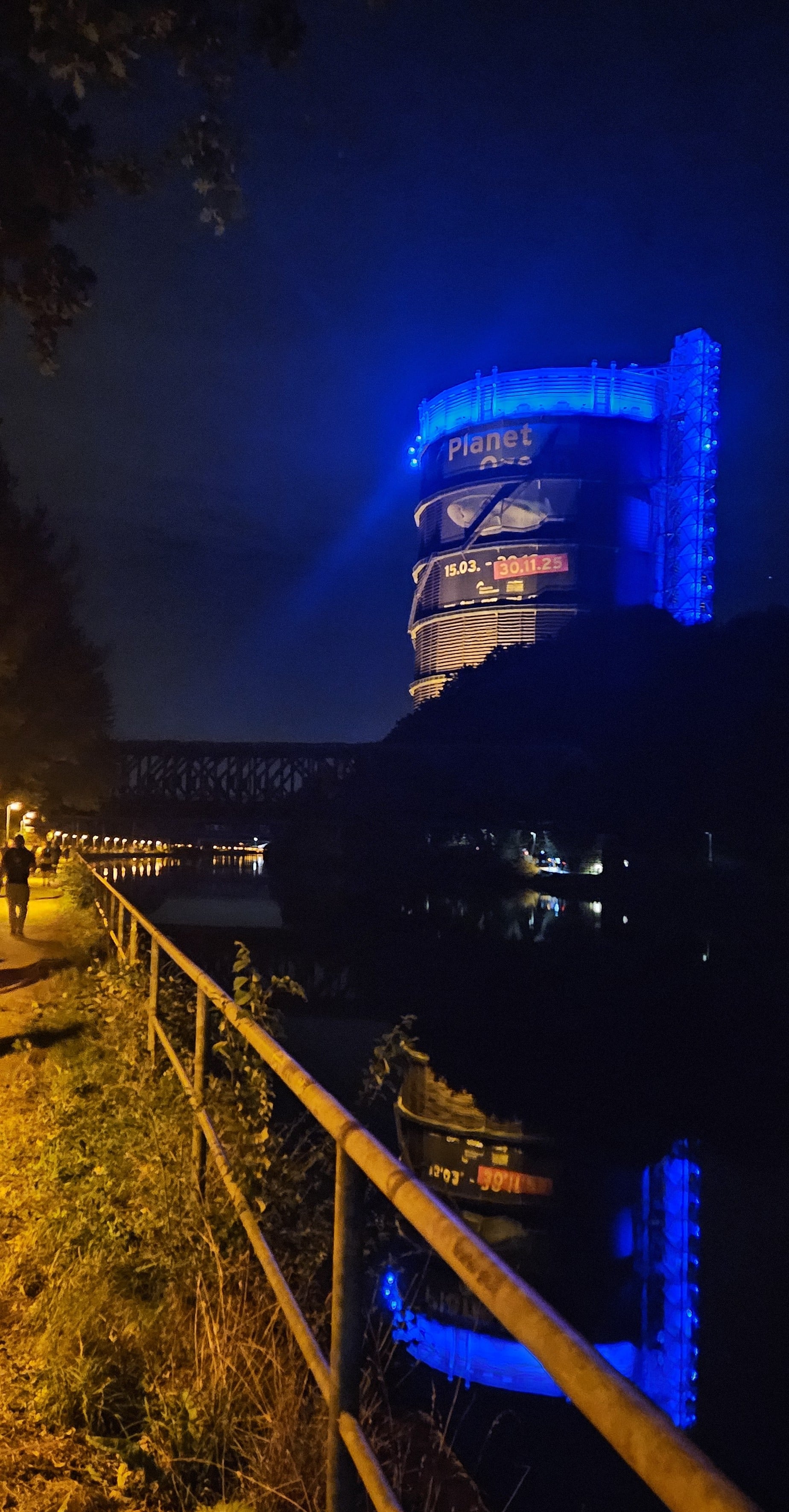 Beleuchtetes Gasometer in Oberhausen